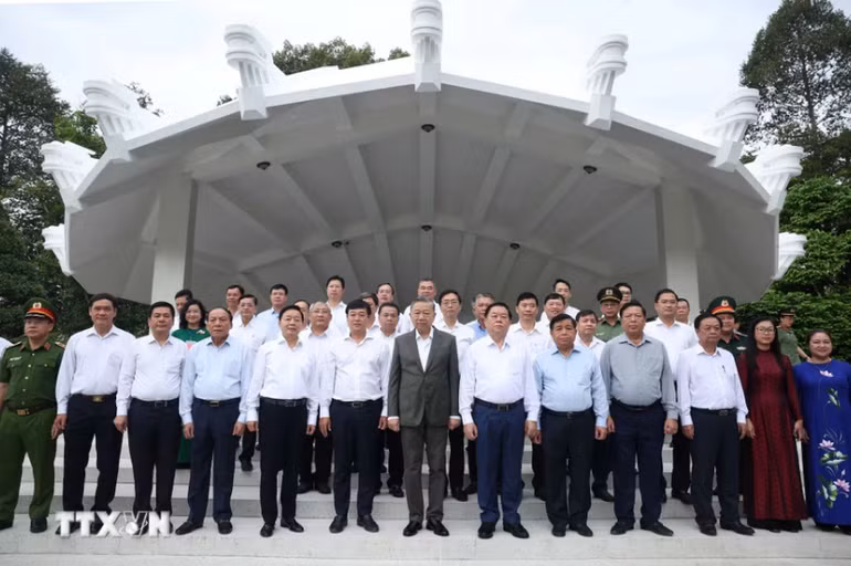 Tổng Bí thư Tô Lâm và các đại biểu tại Khu di tích Cụ Phó bảng Nguyễn Sinh Sắc.