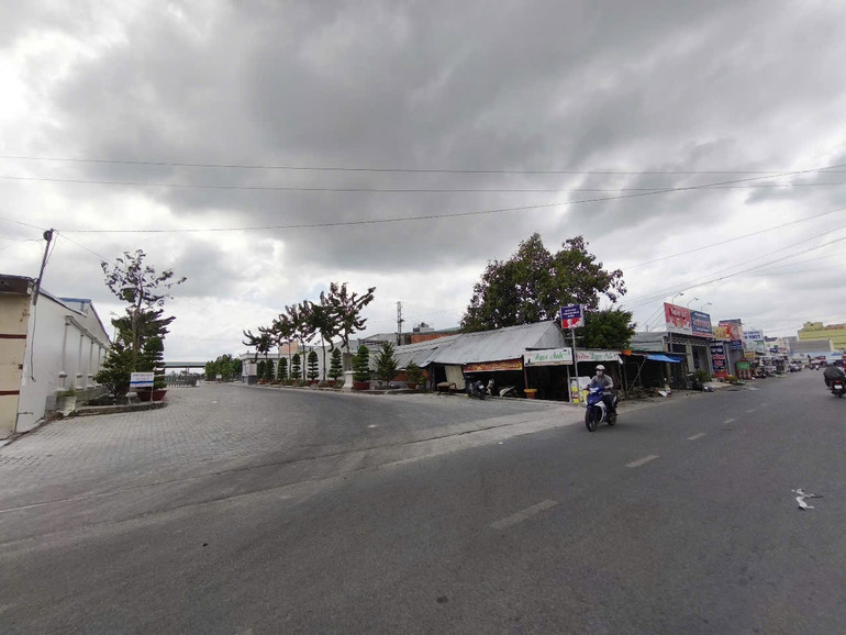 Khu vực ông Tiền thuê đất công xưa kia nay đã thành khu phố buôn bán sầm uất với khá nhiều mặt hàng.