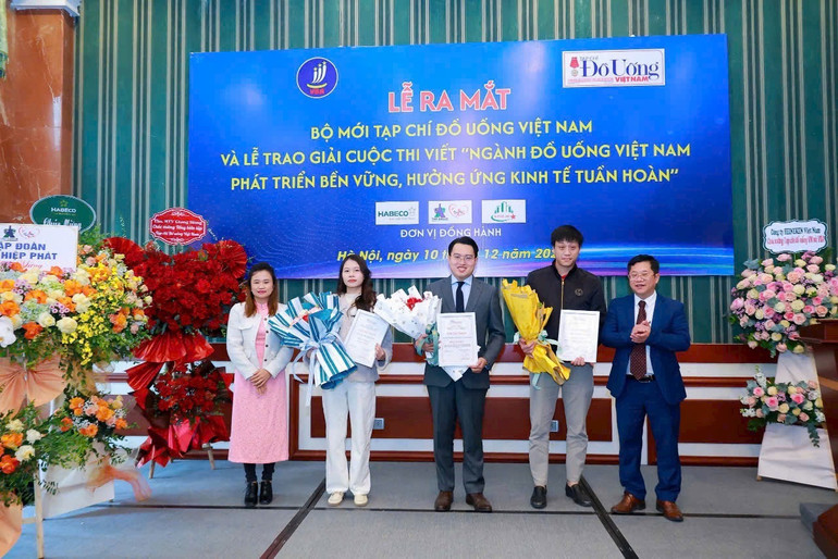 Ban Tổ chức cuộc thi trao giải cho 3 tác giả đạt giải C.