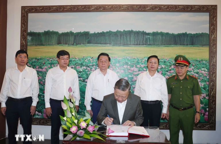 Tổng Bí thư Tô Lâm ghi cảm tưởng tại Khu di tích Cụ Phó bảng Nguyễn Sinh Sắc.