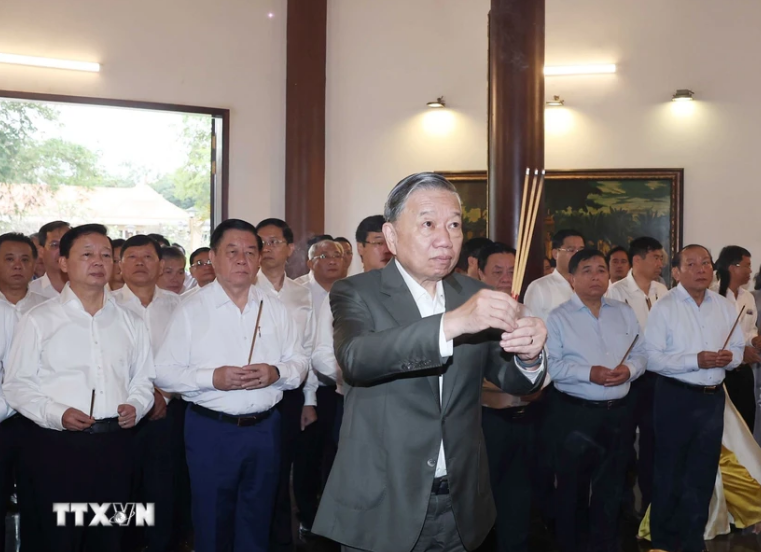 Trước đó, Tổng Bí thư Tô Lâm dâng hương tưởng niệm Cụ Phó bảng Nguyễn Sinh Sắc.