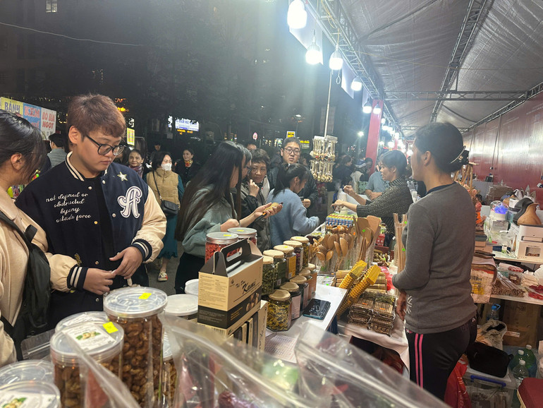Nhiều người đã đến tham quan các gian hàng trong đêm khai mạc.