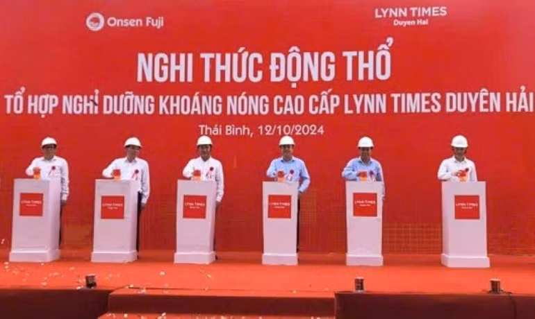 Các đại biểu thực hiện nghi thức động thổ dự án Tổ hợp nghỉ dưỡng khoáng nóng cao cấp LYNN TIMES Duyên Hải (huyện Hưng Hà, tỉnh Thái Bình), vốn đầu tư 2.000 tỷ đồng.