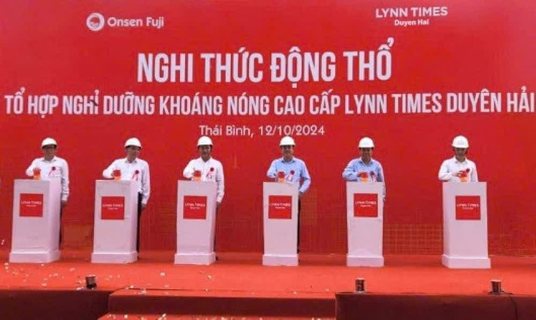 Các đại biểu thực hiện nghi thức động thổ dự án Tổ hợp nghỉ dưỡng khoáng nóng cao cấp LYNN TIMES Duyên Hải (huyện Hưng Hà, tỉnh Thái Bình), vốn đầu tư 2.000 tỷ đồng.