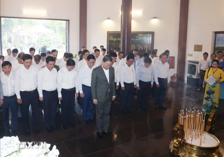 Tổng Bí thư Tô Lâm và các đại biểu thành kính tưởng niệm Cụ Phó bảng Nguyễn Sinh Sắc.