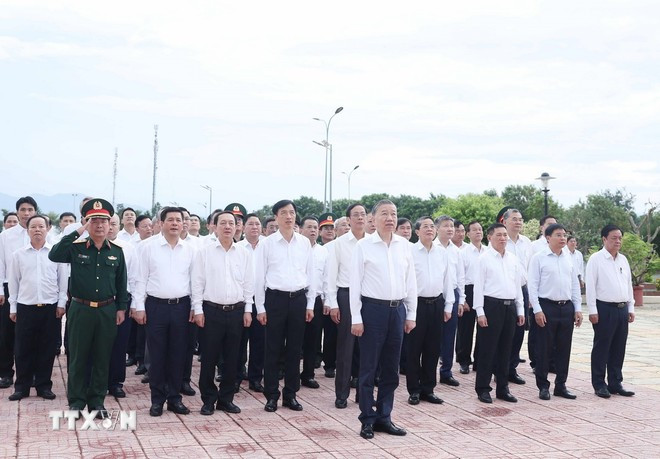 Tổng Bí thư Tô Lâm và các đại biểu thành kính tưởng nhớ các Anh hùng liệt sĩ.