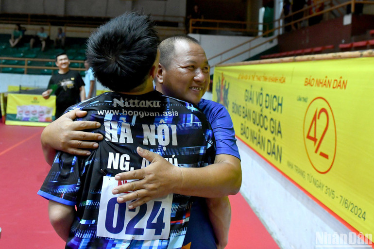 Người hâm mộ và vận động viên của Hà Nội ăn mừng chiến thắng chung cuộc. Người hâm mộ và vận động viên của Hà Nội ăn mừng chiến thắng chung cuộc.