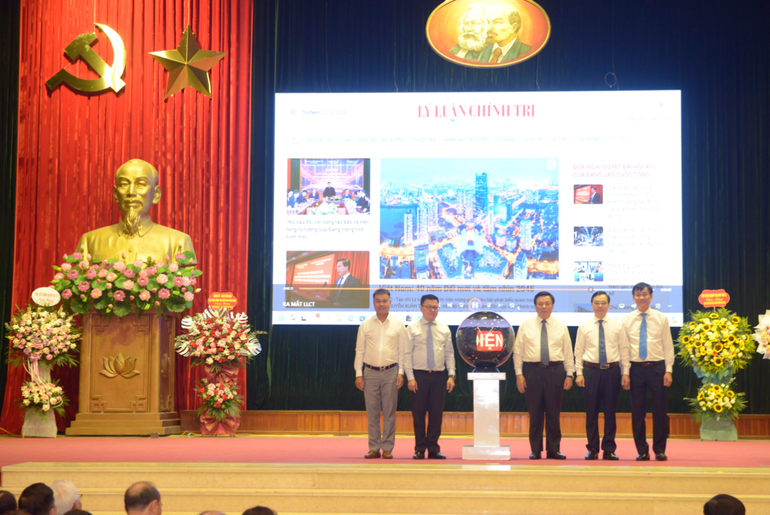 Các đại biểu tại Lễ ra mắt giao diện mới Tạp chí điện tử Lý luận chính trị của Học viện Chính trị quốc gia Hồ Chí Minh.