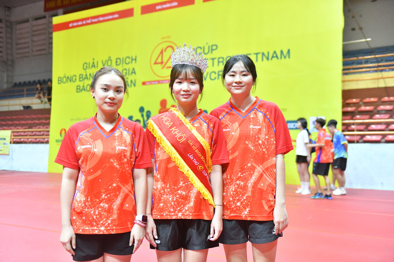 Hoa khôi Võ Thị Thắm cùng hai người bạn, hai Hoa khôi Nguyễn Thảo Nguyên (ngoài cùng bên trái) và Chung Thị Mỹ Huyền. (Ảnh: ĐĂNG KHOA)