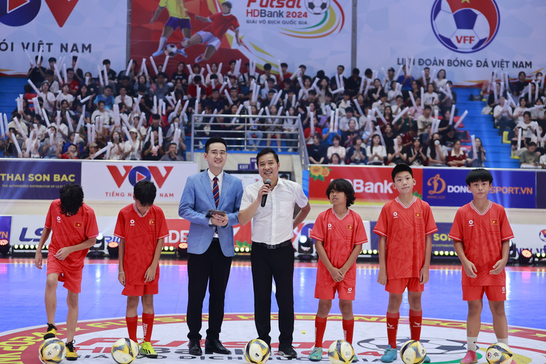 Cựu danh thủ Nguyễn Hồng Sơn giao lưu cùng khán giả.