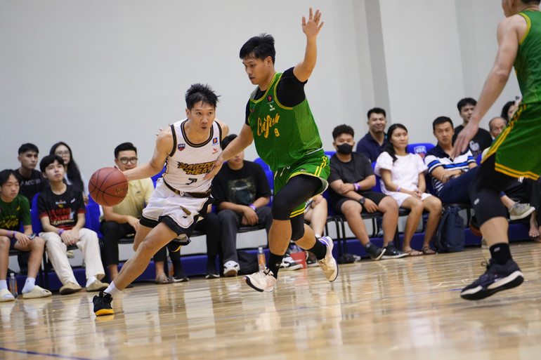 Dư Minh An (áo trắng) dẫn bóng tấn công từ khu vực cánh phải. (Ảnh: VBA)