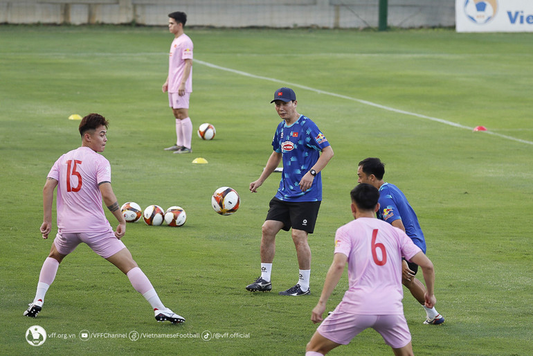 Thầy Kim chú trọng tới sự gắn kết của các cá nhân trên sân. (Ảnh: VFF)