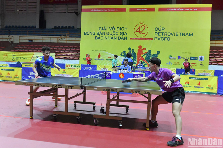 Nguyễn Đức Tuân có phần bất ngờ trước lối đánh của Nguyễn Anh Tú. Nguyễn Đức Tuân có phần bất ngờ trước lối đánh của Nguyễn Anh Tú.