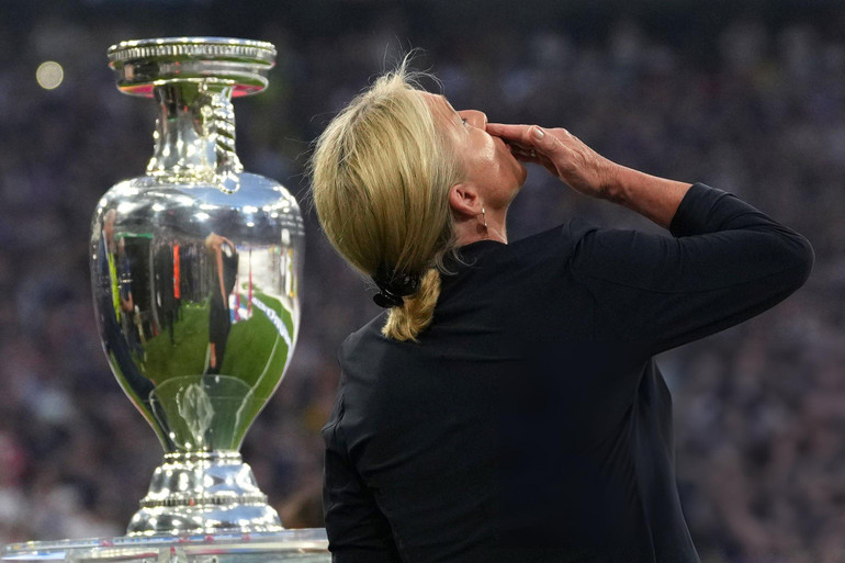 Bà Heidi gửi tặng nụ hôn gió lên trời cho người chồng quá cố. Khoảnh khắc khiến các khán giả trên khắp thế giới nghẹn ngào.