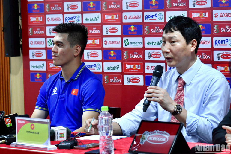 Tiền đạo lập cú đúp bàn thắng Nguyễn Tiến Linh tại buổi họp báo cùng huấn luyện viên Kim Sang Sik.