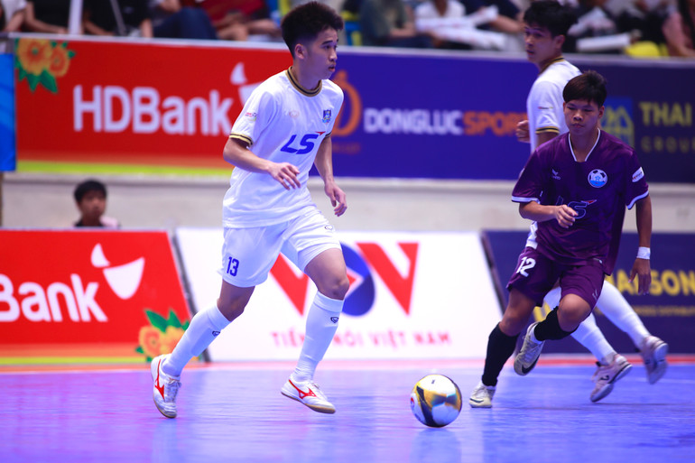 Các khán giả chăm chú theo dõi màn tranh tài nảy lửa giữa Thái Sơn Bắc và Hà Nội.