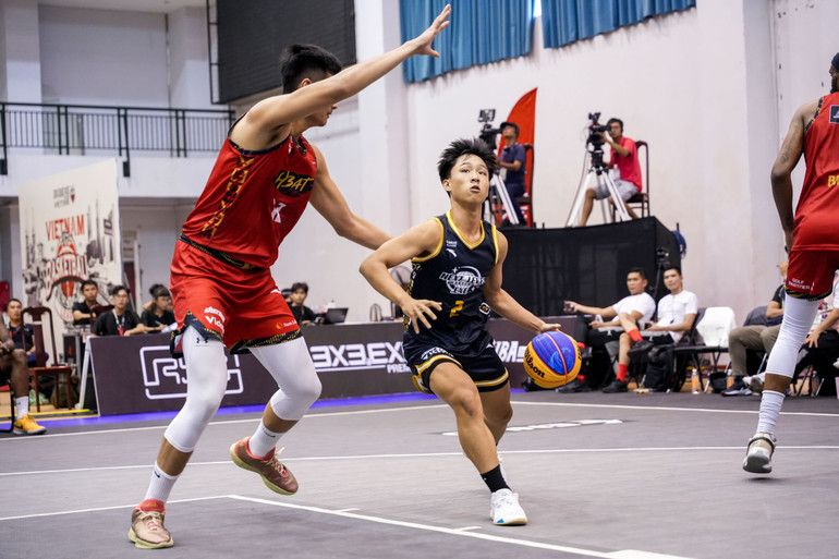 Cầu thủ trẻ Next Level Basketball.EXE gặp khó trước chiều cao ấn tượng của đối thủ.