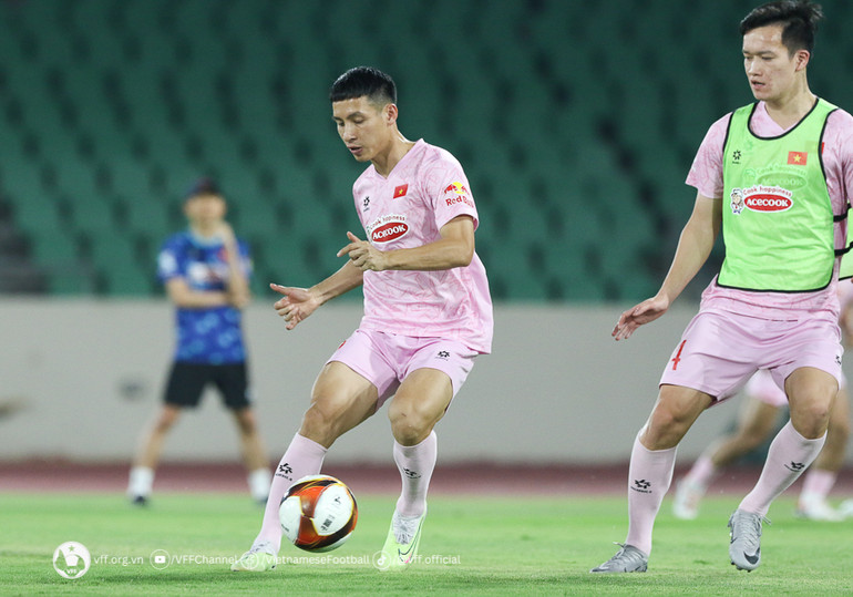 Đội trưởng Đỗ Hùng Dũng cùng các đồng đội miệt mài tập luyện.