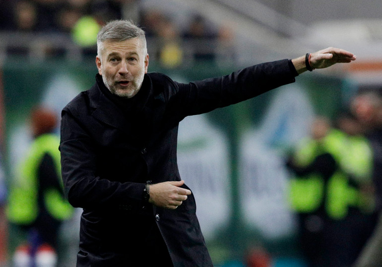 Huấn luyện viên Edward Iordanescu đang viết tiếp câu chuyện của người cha. (Ảnh: Gettys)