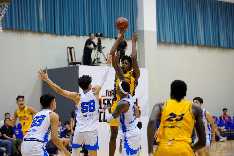 Mykal Jenkins dứt điểm tầm trung trước dàn tay chắn của Hanoi Buffaloes. (Ảnh: VBA)