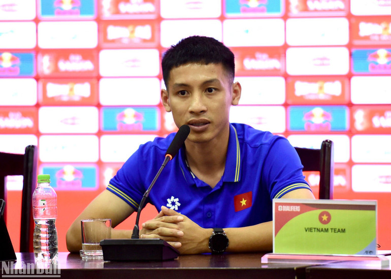 Tiền vệ Đỗ Hùng Dũng tại buổi họp báo trước trận đấu.