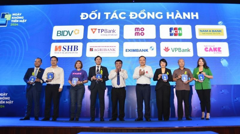 Đại diện Nam A Bank (bìa trái) nhận kỷ niệm chương Đối tác đồng hành cùng chương trình.