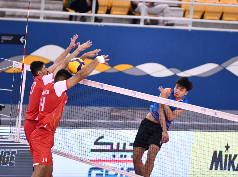 Đội tuyển Việt Nam thi đấu tự tin trước Đương kim Á quân Bahrain. Đội tuyển Việt Nam thi đấu tự tin trước Đương kim Á quân Bahrain.