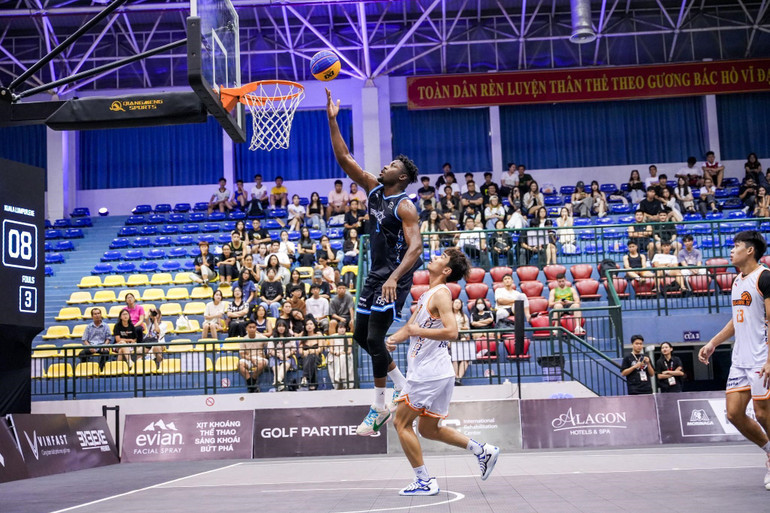 Henry Iloka (áo xanh đen) nhân tố quan trọng của Shanghai Surtai.EXE.