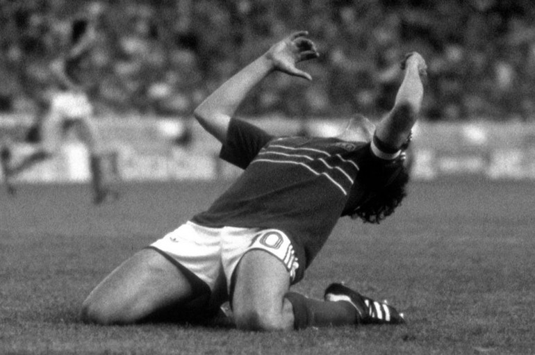 [EURO Quiz] Cầu thủ nào đã ghi nhiều bàn thắng nhất trong một kỳ EURO? ảnh 1