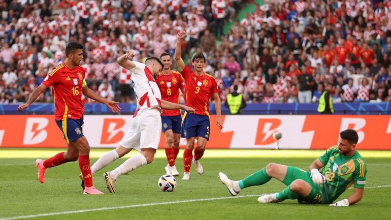 Tình huống dẫn đến penalty trong trận đấu giữa Tây Ban Nha và Croatia. Ảnh: ESPN