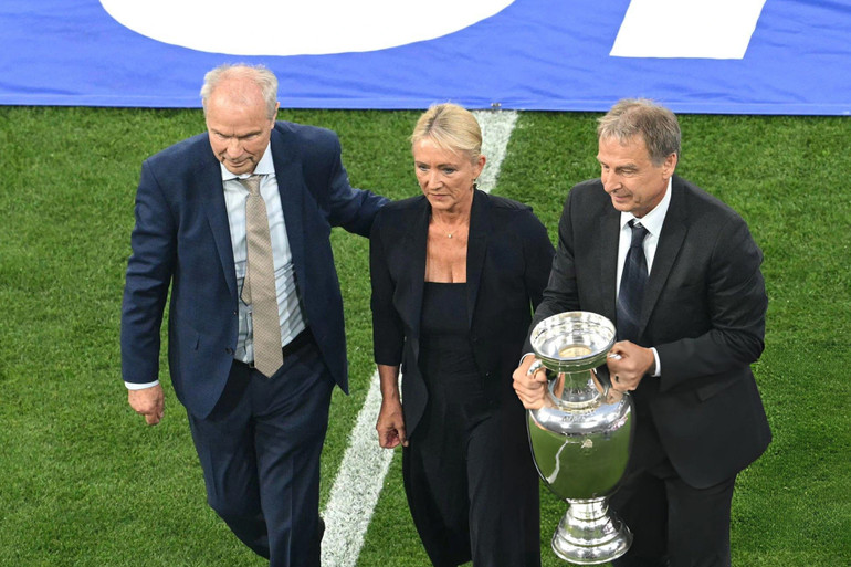 Bà Heidi - vợ huyền thoại Beckenbauer cùng hai cựu danh thủ tuyển Đức Bernard Dietz (trái) và Jurgen Klinnsmann. (Ảnh: Reuters)