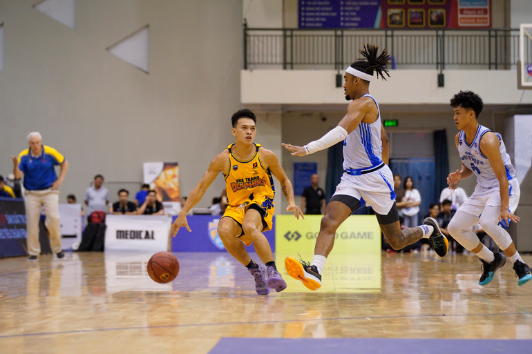 Huỳnh Thanh Tâm san sẻ nhiệm vụ cầm bóng cho Nha Trang Dolphins. (Ảnh: VBA)