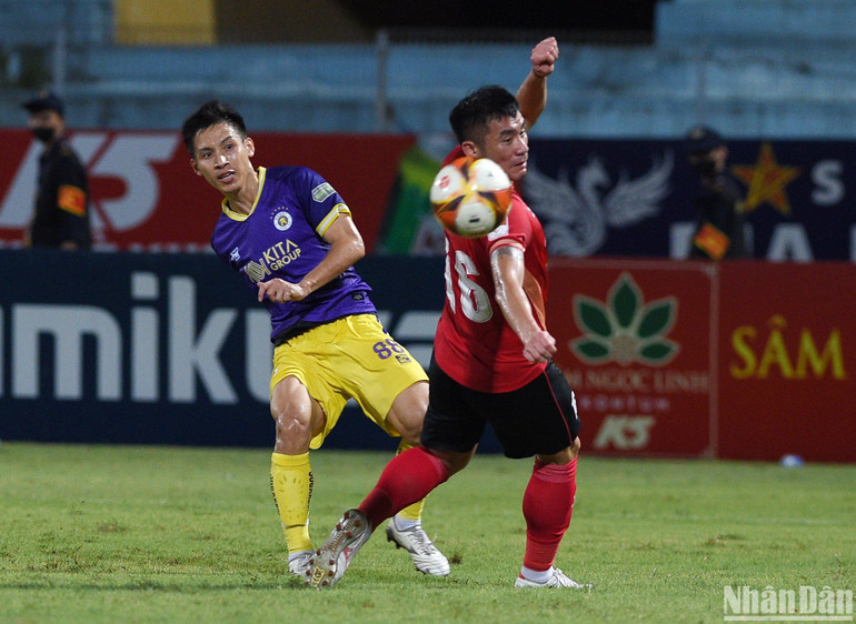 Cú dứt điểm đẹp mắt của Hùng Dũng tạo ra bước ngoặt. Cú dứt điểm đẹp mắt của Hùng Dũng tạo ra bước ngoặt.