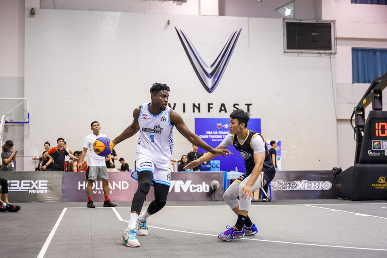 Henry Iloka (áo trắng) đối đầu với cầu thủ của Next Level Basketball.EXE.