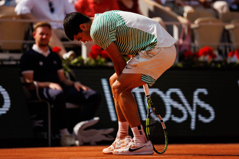 Alcaraz bị chuột rút trong trận bán kết Roland Garros 2023 gặp Djokovic. Alcaraz bị chuột rút trong trận bán kết Roland Garros 2023 gặp Djokovic.