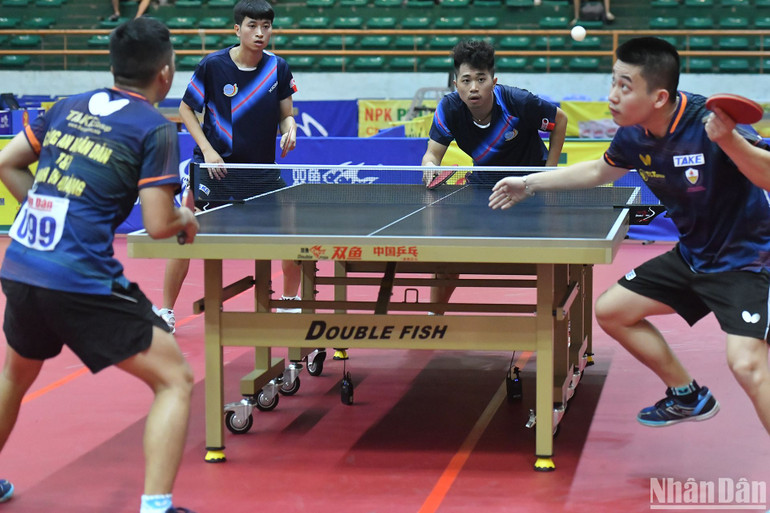 4 thành viên đội tuyển bóng bàn quốc gia Việt Nam tranh tài nội dung đôi nam.