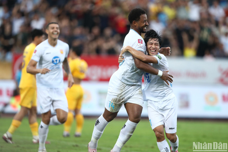 Rafaelson nâng tỷ số lên 3-1 cho Thép Xanh Nam Định. (Ảnh: SƠN TÙNG)