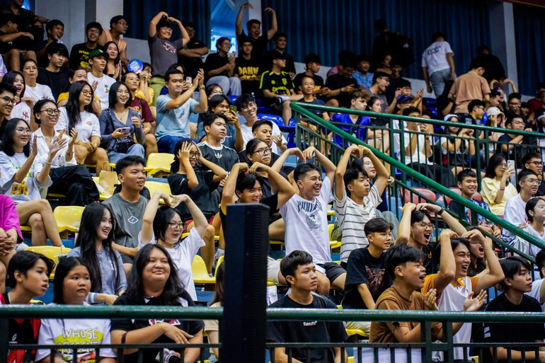 Khán giả bày tỏ tình yêu với cầu thủ trên sân Hồ Xuân Hương.