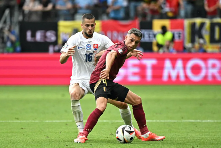 Đội tuyển Slovakia triển khai lối chơi phòng ngự phản công hiệu quả. (Ảnh: UEFA)