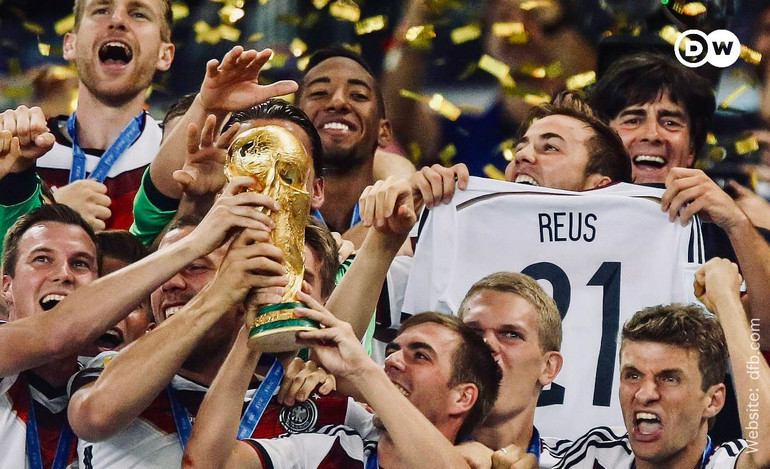 Đội tuyển Đức ăn mừng cùng chiếc áo 21 của Marco Reus khi vô địch World Cup. (Ảnh: DFB)
