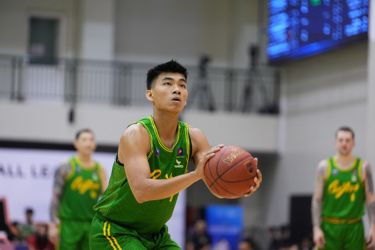 Cận cảnh cầu thủ 17 tuổi Lê Quang ném phạt. (Ảnh: VBA)