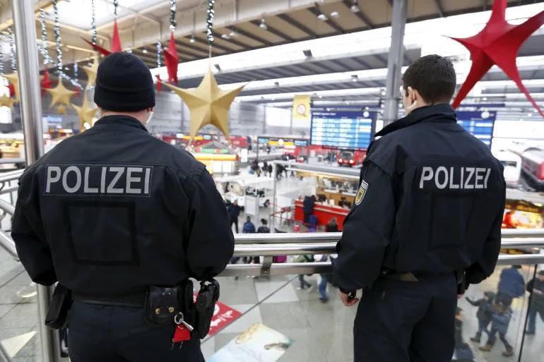 Cảnh sát kiểm soát chặt chẽ khu vực biên giới và các nhà ga, sân bay. (Ảnh: Getty) Cảnh sát kiểm soát chặt chẽ khu vực biên giới và các nhà ga, sân bay. (Ảnh: Getty)