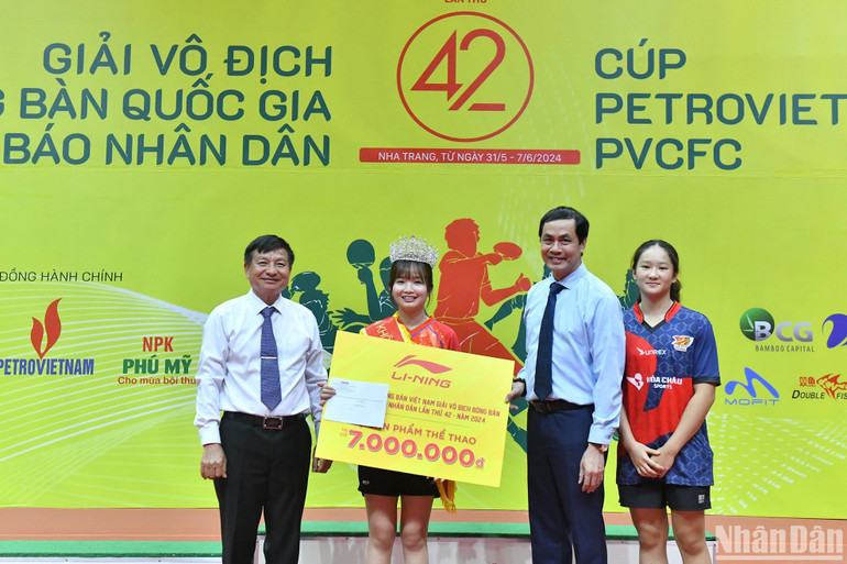 Đồng chí Trần Hữu Việt (thứ hai từ phải sang), Trưởng Ban Văn hóa-Văn nghệ Báo Nhân Dân, Trưởng Ban tổ chức giải trao danh hiệu Hoa khôi Bóng bàn năm 2024 cho vận động viên Võ Kim Thắm. (Ảnh: ĐĂNG KHOA)