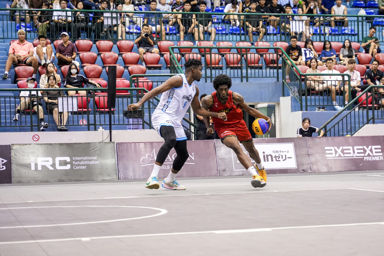 Jevonnie Scott (áo đỏ) giúp Saigon Heat.EXE lọt vào bán kết.