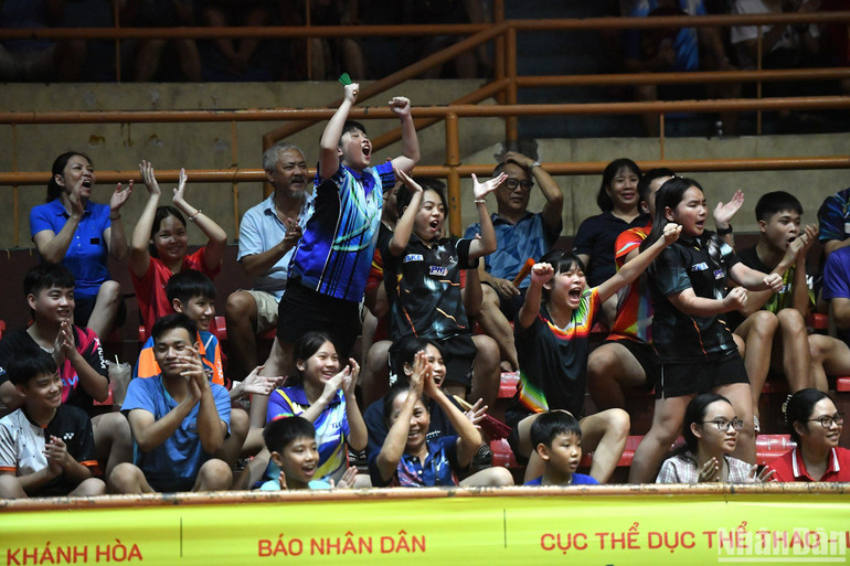 Khán giả cổ vũ nhiệt tình tại Nhà thi đấu thể thao tỉnh Khánh Hòa. Khán giả cổ vũ nhiệt tình tại Nhà thi đấu thể thao tỉnh Khánh Hòa.