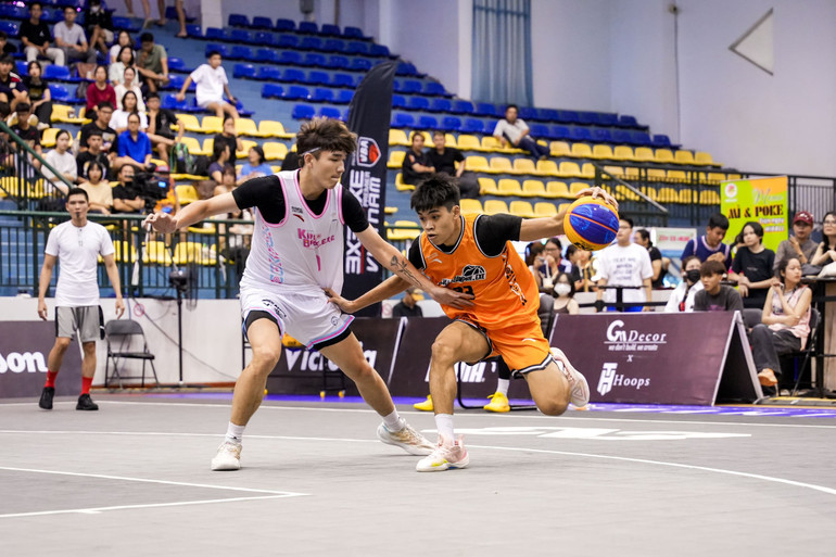 Zhen Yang Chong gây khó cho đối thủ nhờ khả năng đi bóng lắt léo.