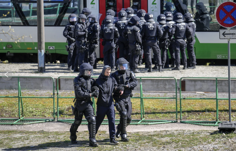 Cảnh sát Đức diễn tập chuẩn bị cho EURO 2024. (Ảnh: Reuters) Cảnh sát Đức diễn tập chuẩn bị cho EURO 2024. (Ảnh: Reuters)