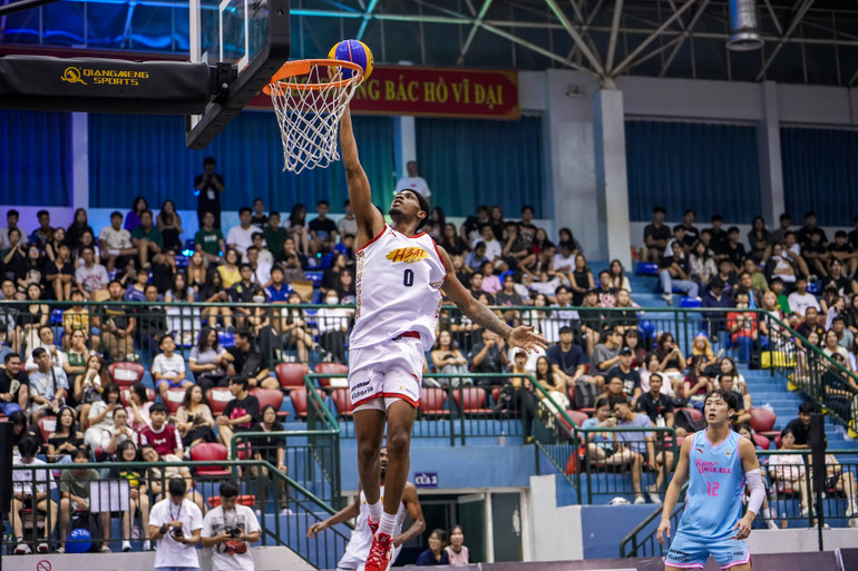 Ngoại binh Elijah Weaver (Saigon Heat.EXE) lên rổ.
