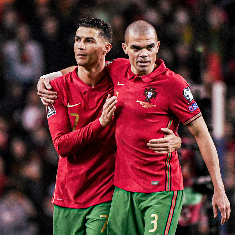 EURO 2024 nhiều khả năng sẽ là giải đấu quốc tế cuối cùng của hai lão tướng Ronaldo và Pepe. (Ảnh: UEFA)