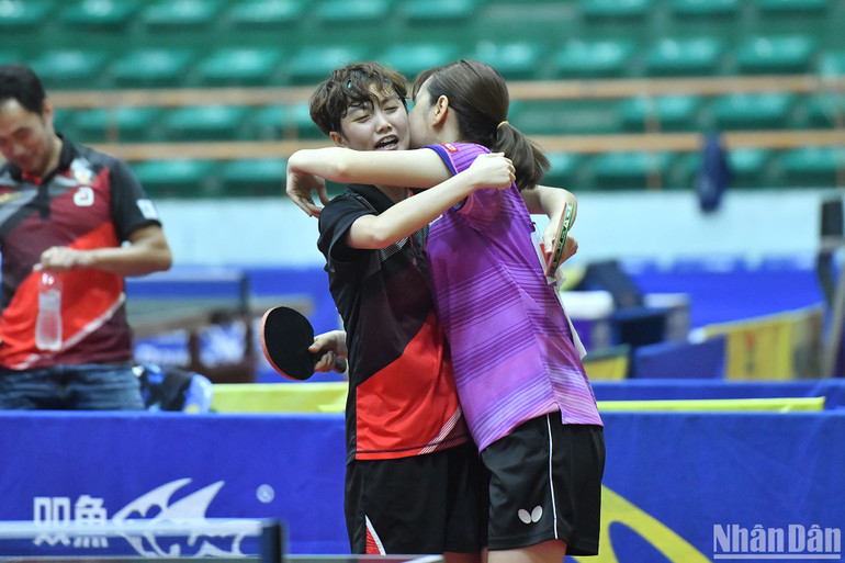 Trần Mai Ngọc và Nguyễn Thị Nga ăn mừng chức vô địch.